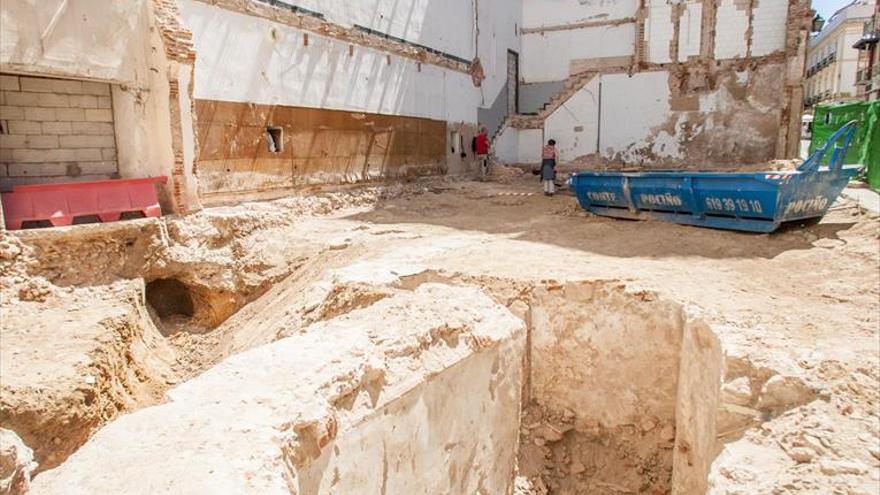 Empieza la excavación arqueológica en el solar del hotel Las Tres Campanas