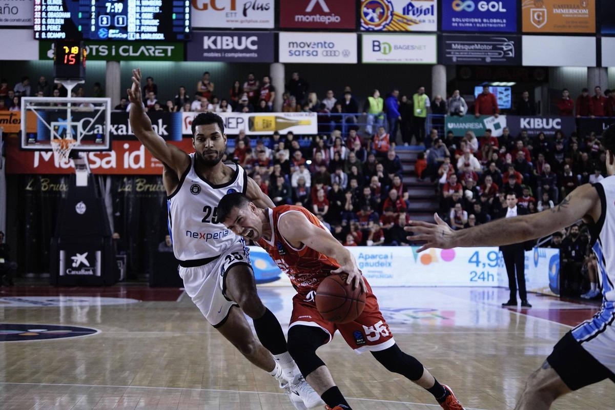 Dani Pérez intenta fugir de Kenneth Ogbe en el partit en què es va lesionar, contra l'Hamburg