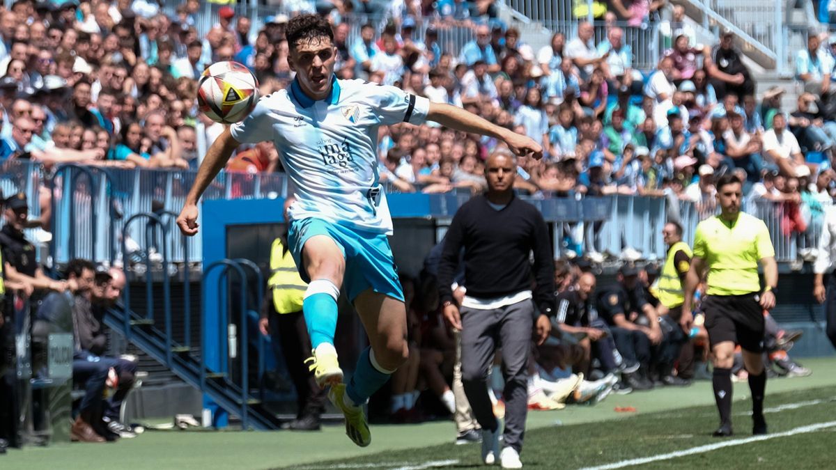 Jokin Gabilondo intenta controlar un balón ante la mirada de Pellicer.