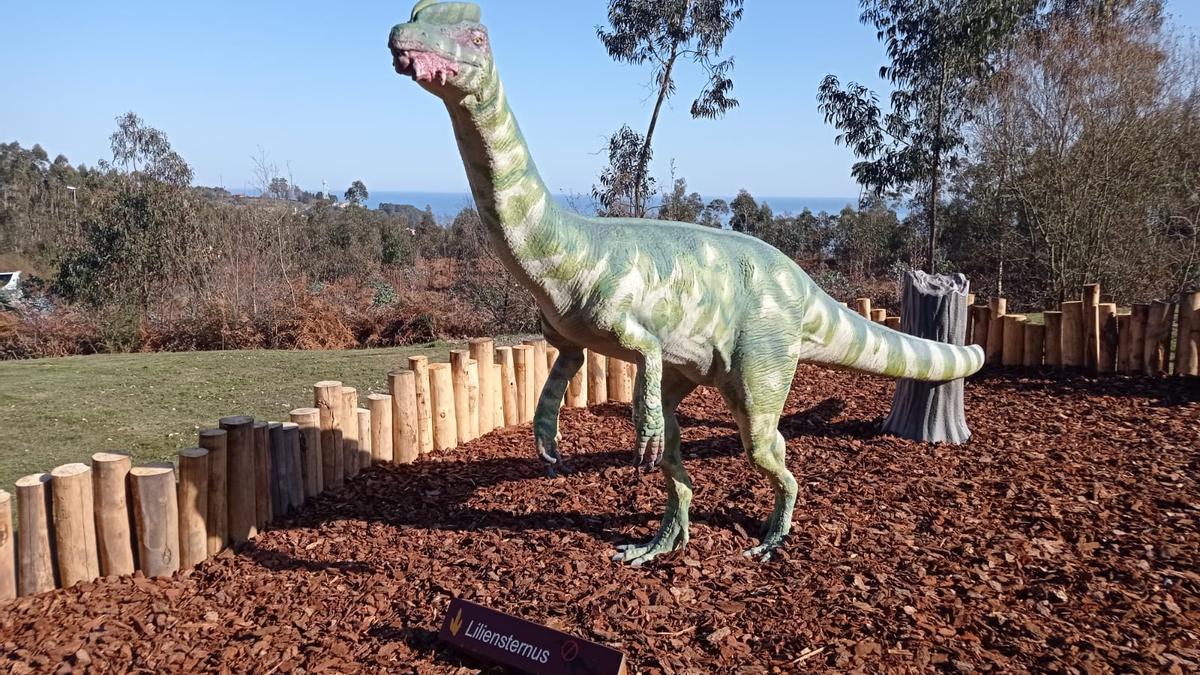 Imagen de uno de los dinosaurios instalados en el jardín del MUJA