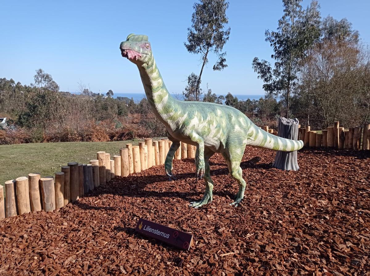 Imagen de uno de los dinosaurios instalados en el jardín del MUJA