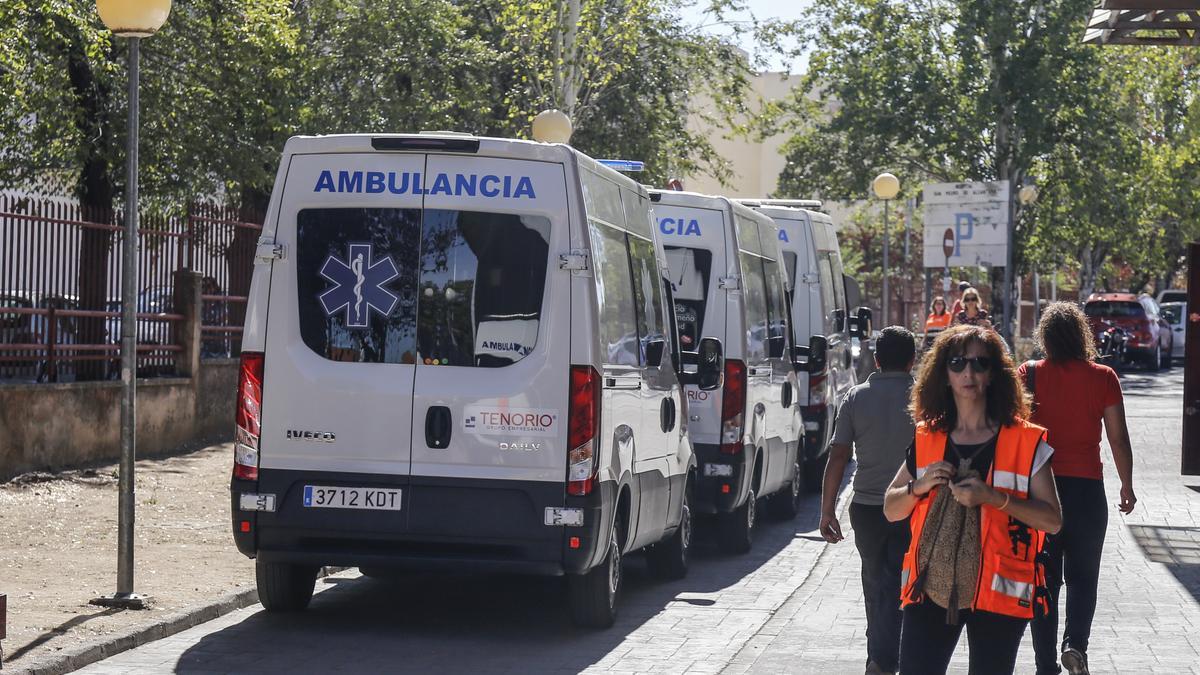 Ambulancias estacionadas junto al Hospital San Pedro de Alcántara de Cáceres.