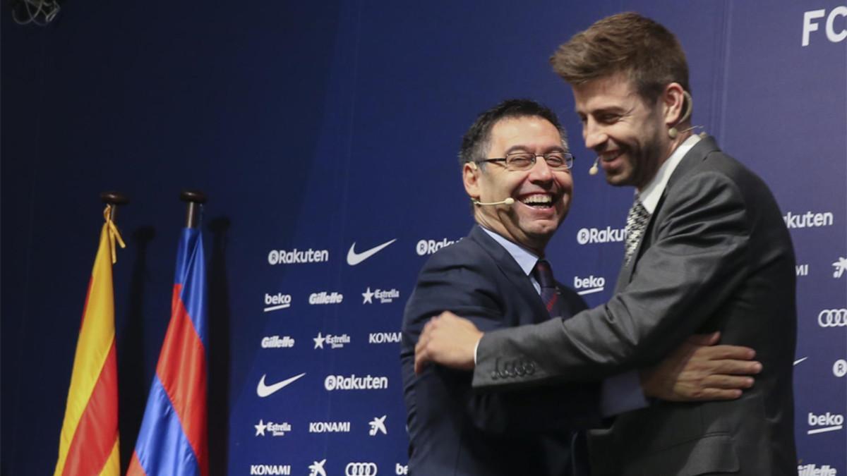 Josep Maria Bartomeu y Gerard Piqué el 29 de enero de 2018, en el anuncio oficial de la renovación de contrato del defensa por el Barça