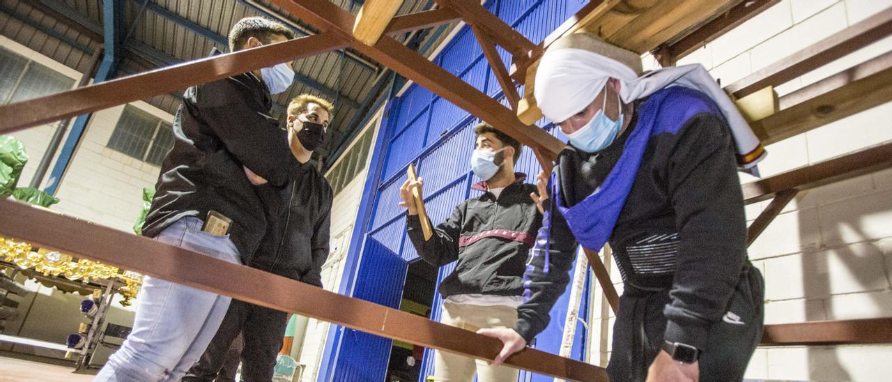 Preparativos de la salida en procesión de los costaleros de la Humildad y Paciencia