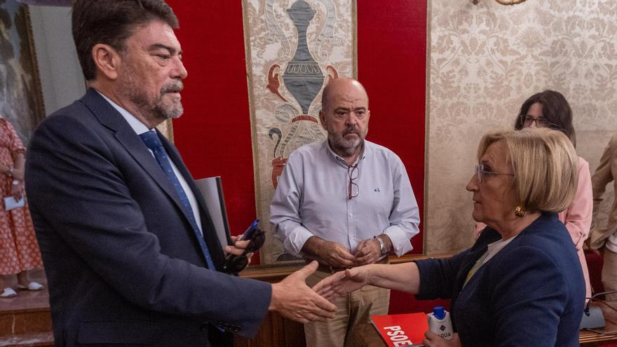 Barcala saluda a Barceló, en el pleno extraordinario en el que se aprobó la distribución de dedicaciones exclusivas de los concejales