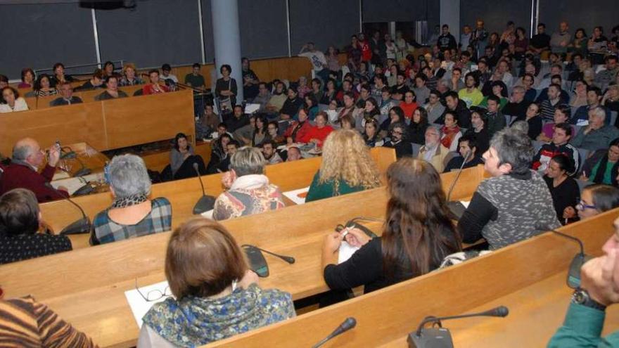 El salón de plenos de Cangas se quedó pequeño para acoger la charla organizada por Adicam. // G.Núñez