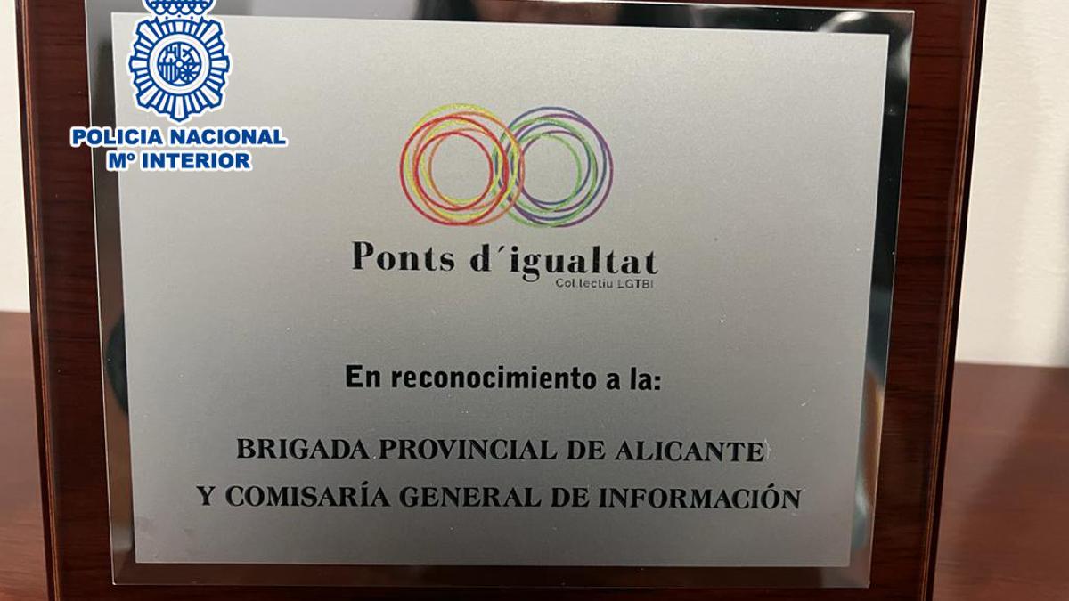 La placa de reconocimiento entregada a la Policía Nacional de Alicante.