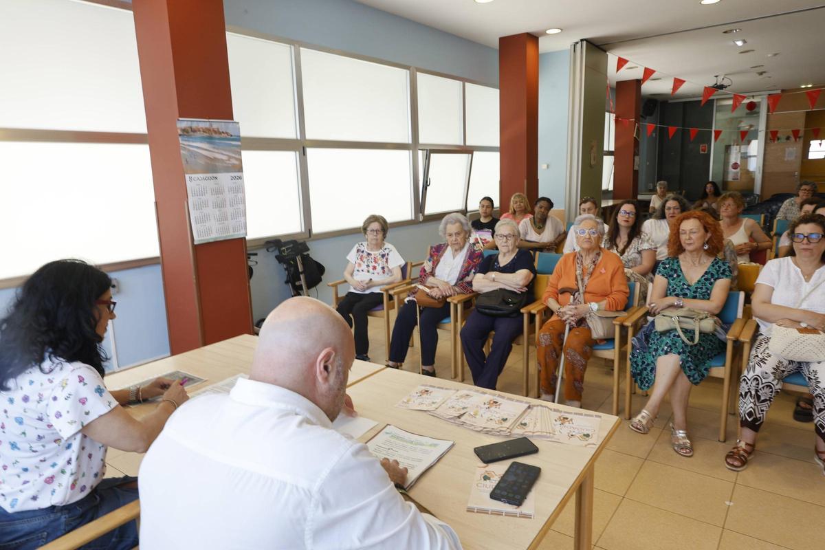 Usuarios y personal del servicio de ayuda a domicilio en el acto de presentación de la "ciudadela" del SAD. D en El Natahoyo.