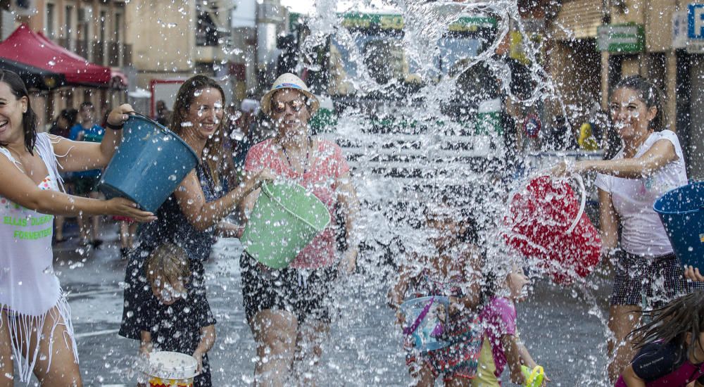 Una refrescante "poalá" para encarar el final de fiesta del Raval Roig