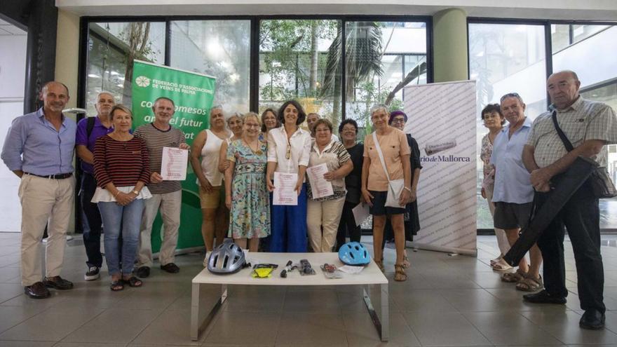 Oliver, Goñi, Alcázar y los representantes de las asociaciones junto al material.