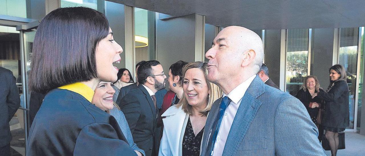 La ministra de Ciencia y Universidades, Diana Morant, saluda al líder provincial de Alicante, Alejandro Soler, en un acto este viernes