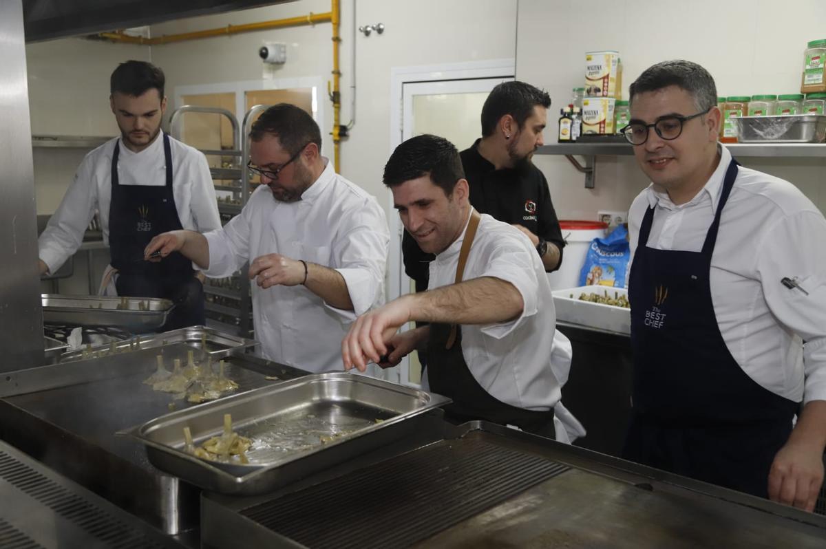 Últimos preparativos en la cocina, antes de servir los platos.
