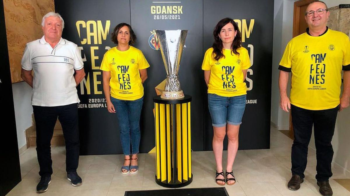 Salvador Ten, la alcaldesa y la concejala de deportes posando junto al trofeo