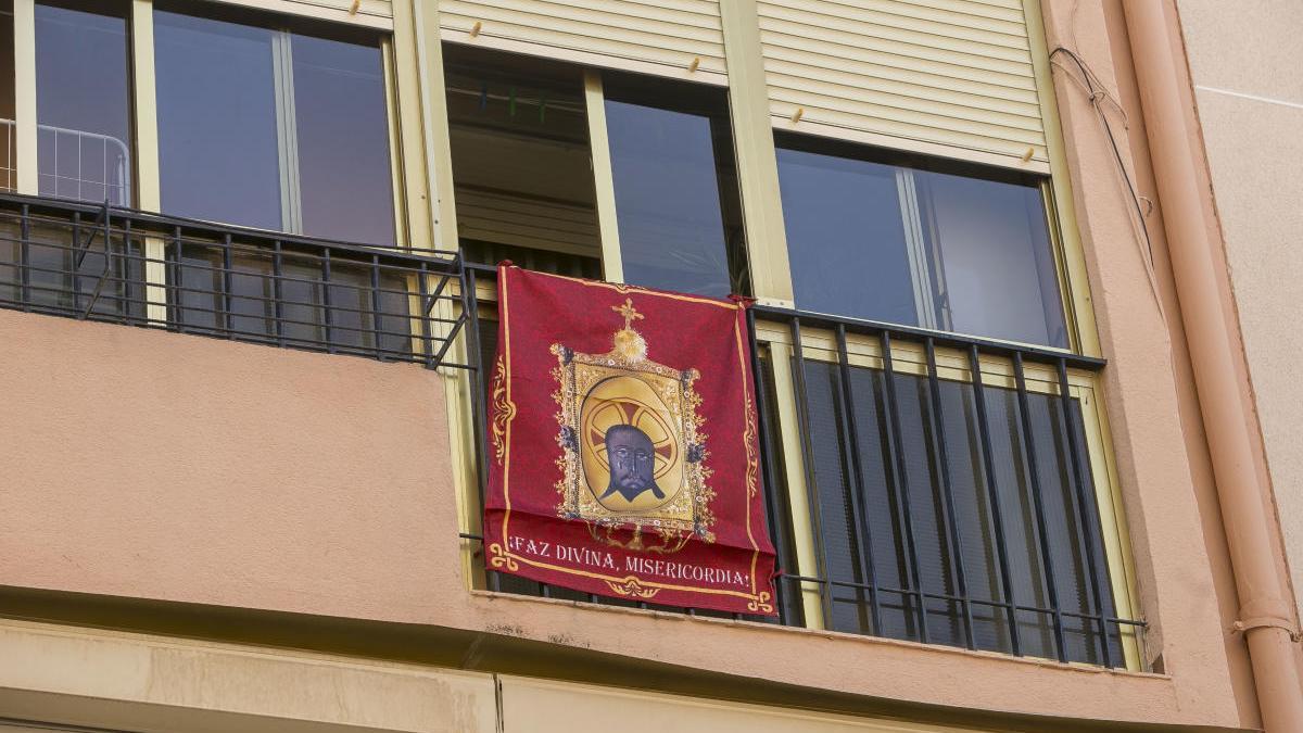 Una bandera de la Santa Faz colgada en el balcón de un domicilio de Alicante.