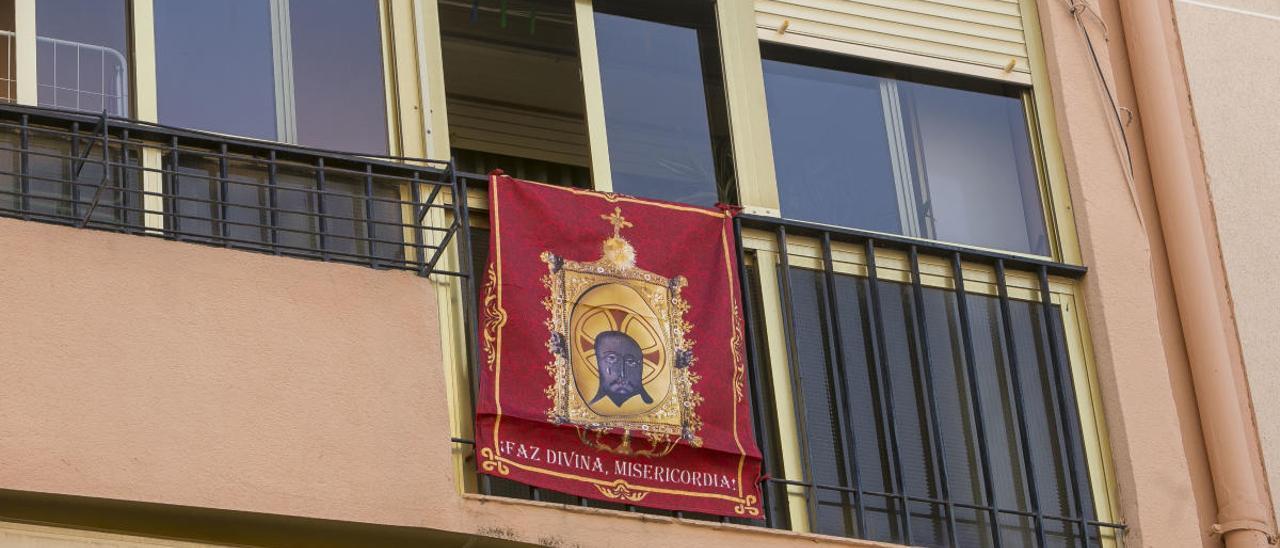 Una bandera de la Santa Faz colgada en un balcón en plena crisis por el coronavirus.