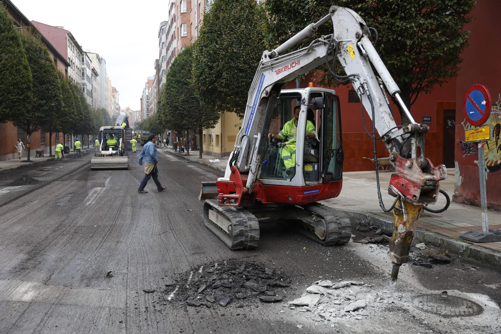 Arranca la renovación del pavimento en la calle Eleuterio Quintanilla de El Llano (en imágenes)