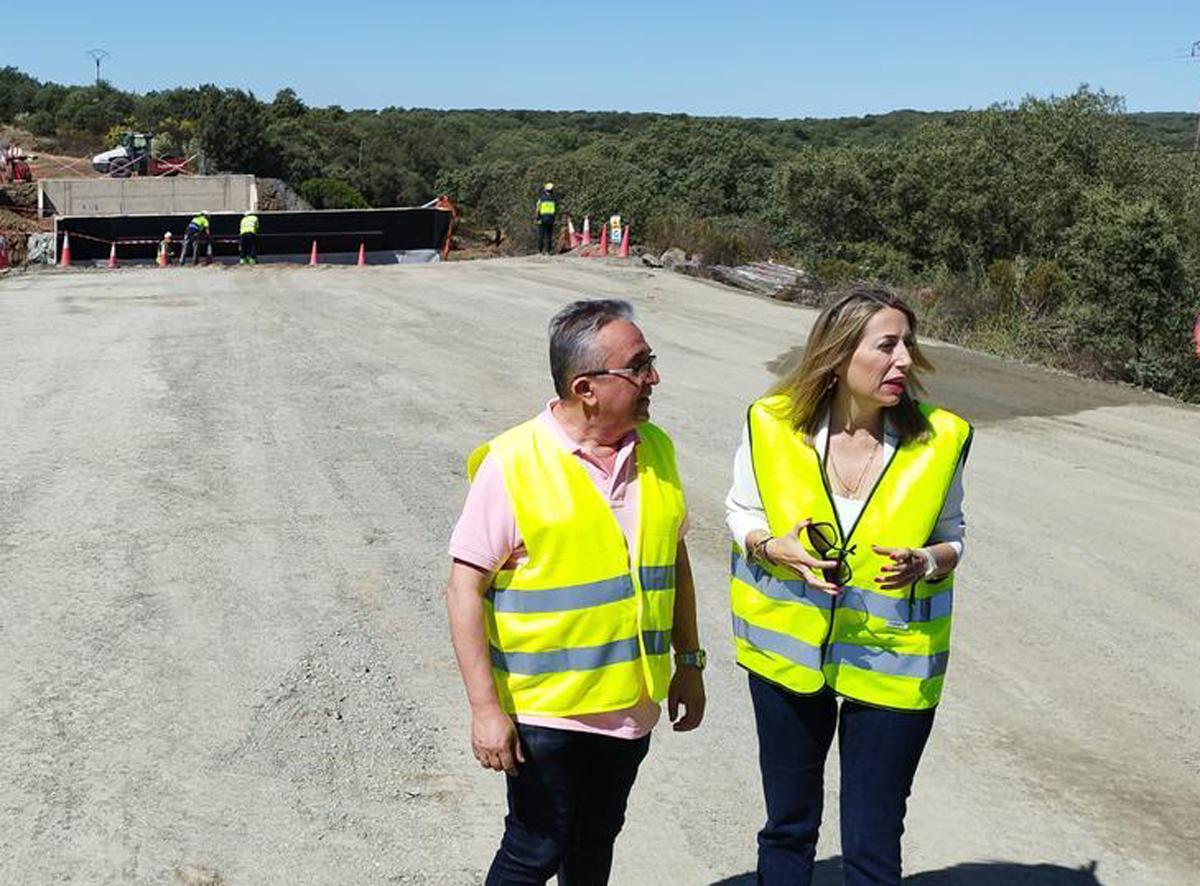 María Guardiola y el candidato del PP en La Roca de la Sierra, este viernes en las inmediaciones del socavón de la N-523.