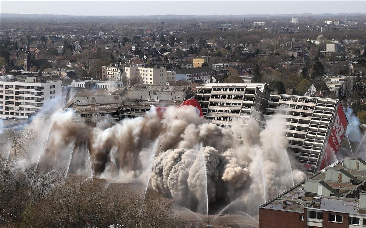  La torre  Weisse Riese, se derrumba bajo el impacto de explosivos en una demolicion en Duisburg, Alemania.