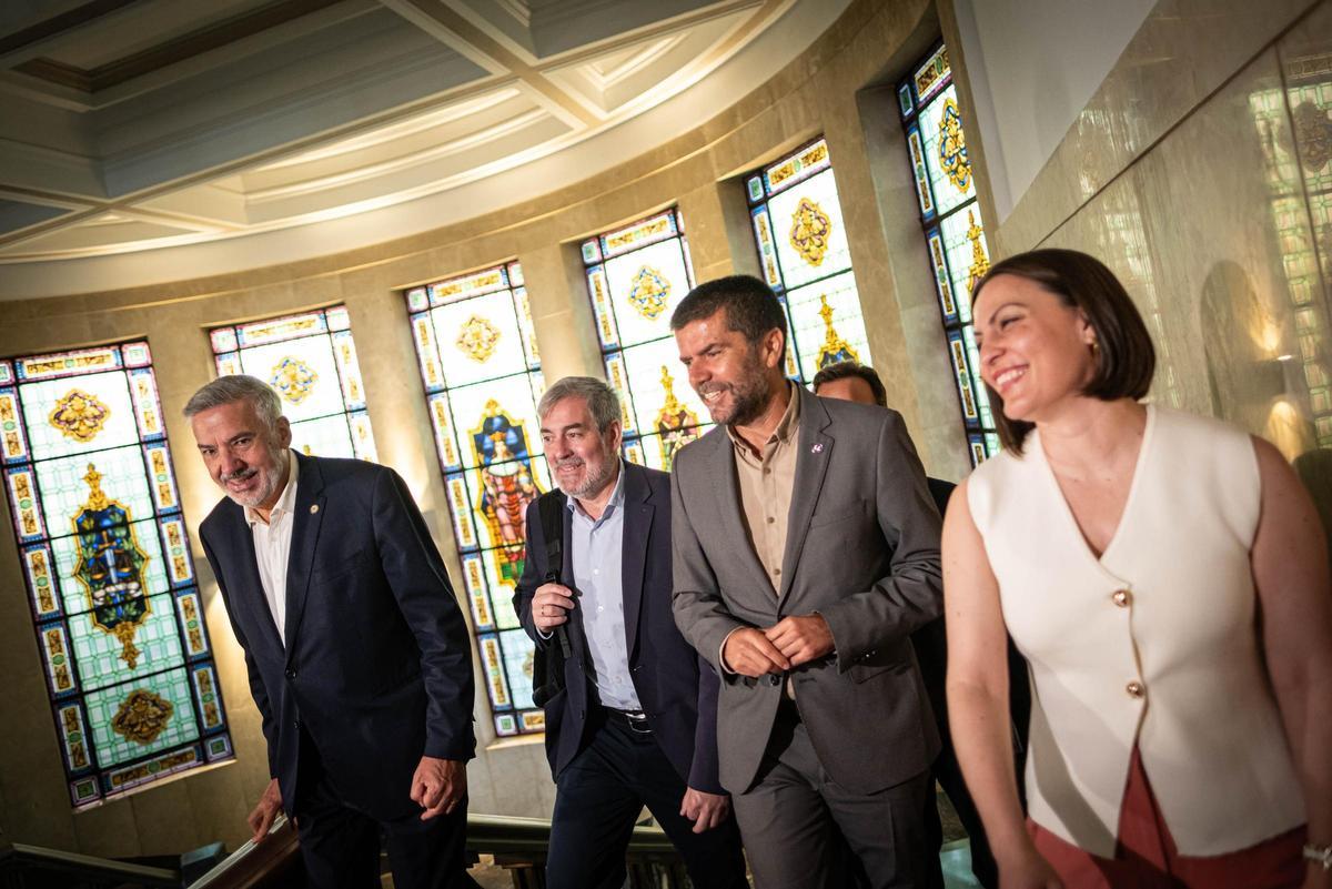 Llegada de los participantes de la reunión en el Edificio Central de la ULL.
