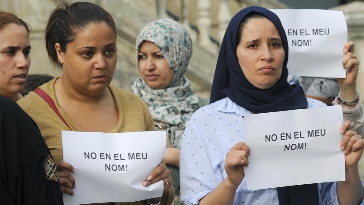 Durante la concentración en Ripoll se mostraron mensajes con el lema &quot;No en mi nombre&quot;.