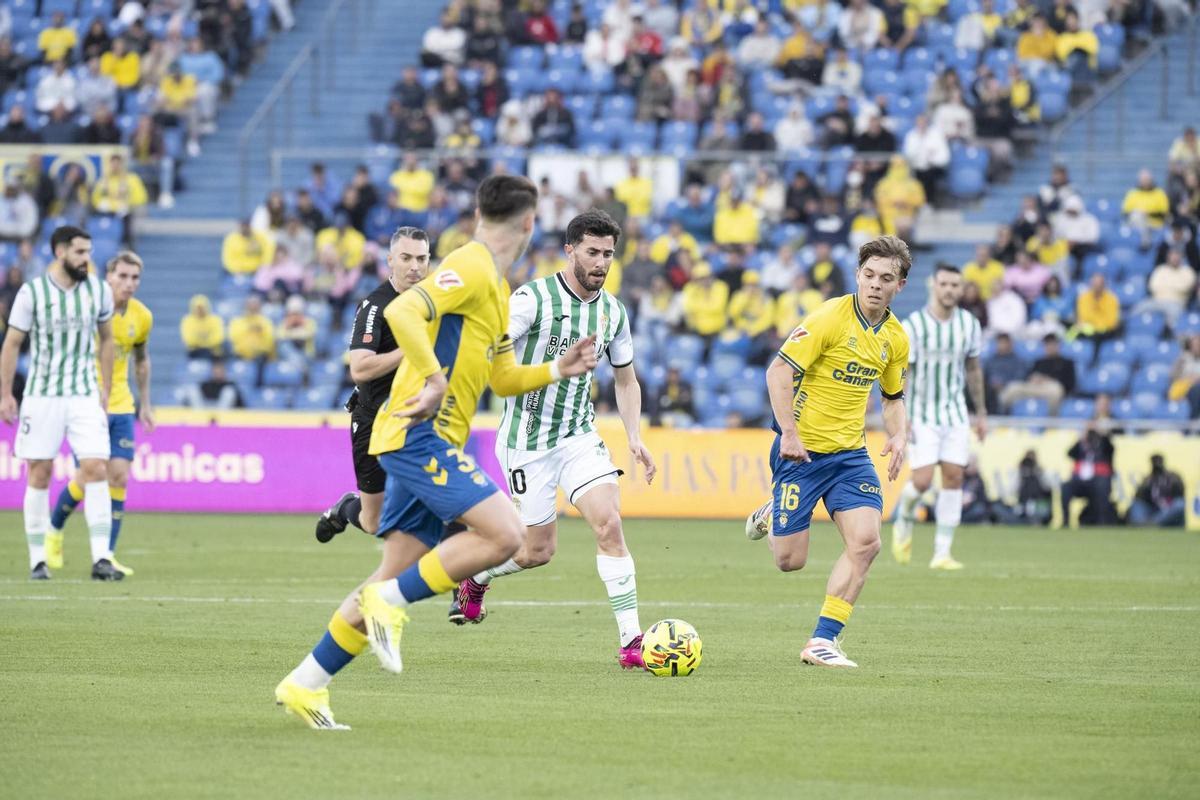 Jacobo conduce el esférico en una acción del choque ante la UD Las Palmas.