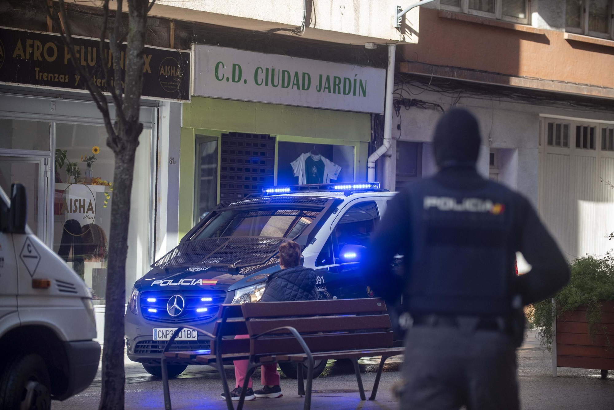 La Policía Nacional registra varios domicilios en A Coruña relacionados con el menudeo de drogas