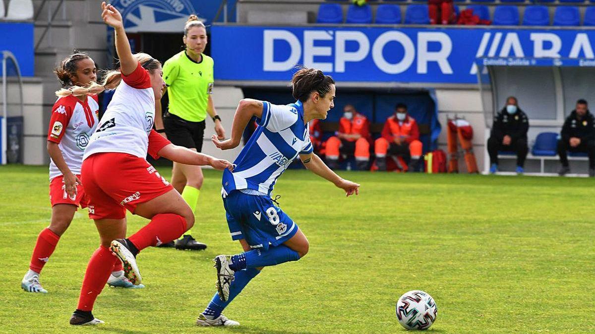Alba Merino protege el balón durante el partido de la pasada jornada frente al Santa Teresa.