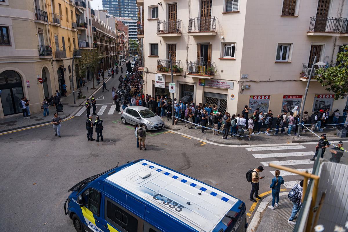 Caos y una larga cola de personas que esperan regularizar su situación en España en la Oficina de Benestar Social i Família de Barcelona-Sants/Eixample.