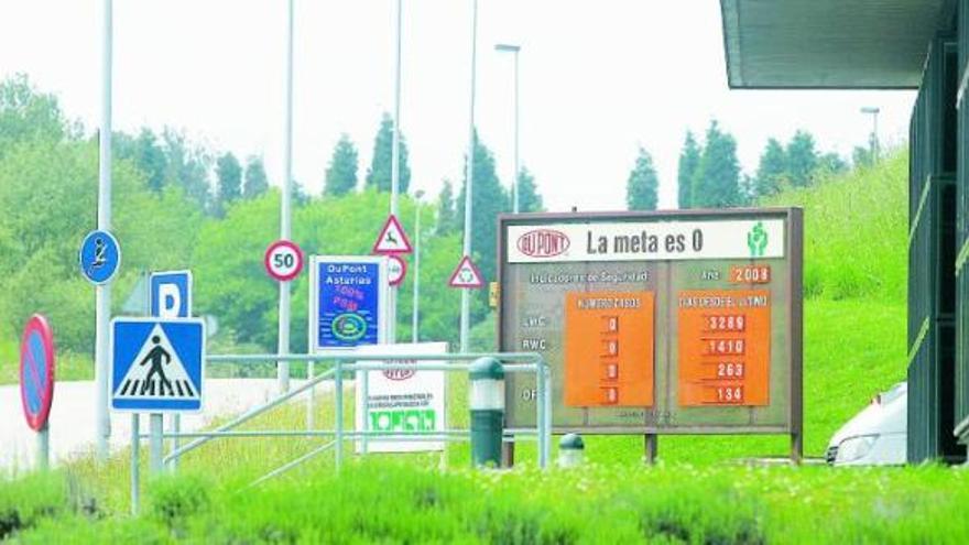 Cartel sobre los indicadores de seguridad de Du Pont a la entrada del valle de Tamón, ayer.