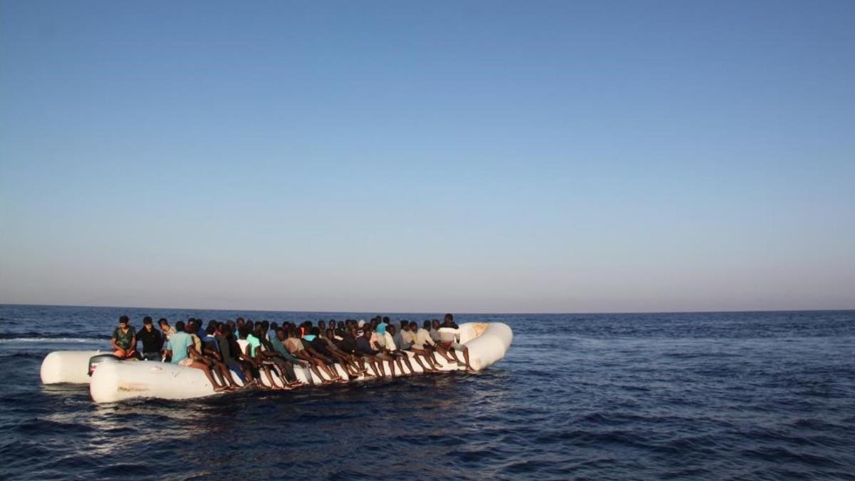 Un centenar de inmigrantes apiñados en una lancha neumática en las costas de LIbia, este miércoles.