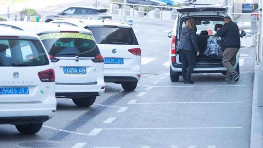 Taxis aparcados en el aeropuerto de Ibiza.