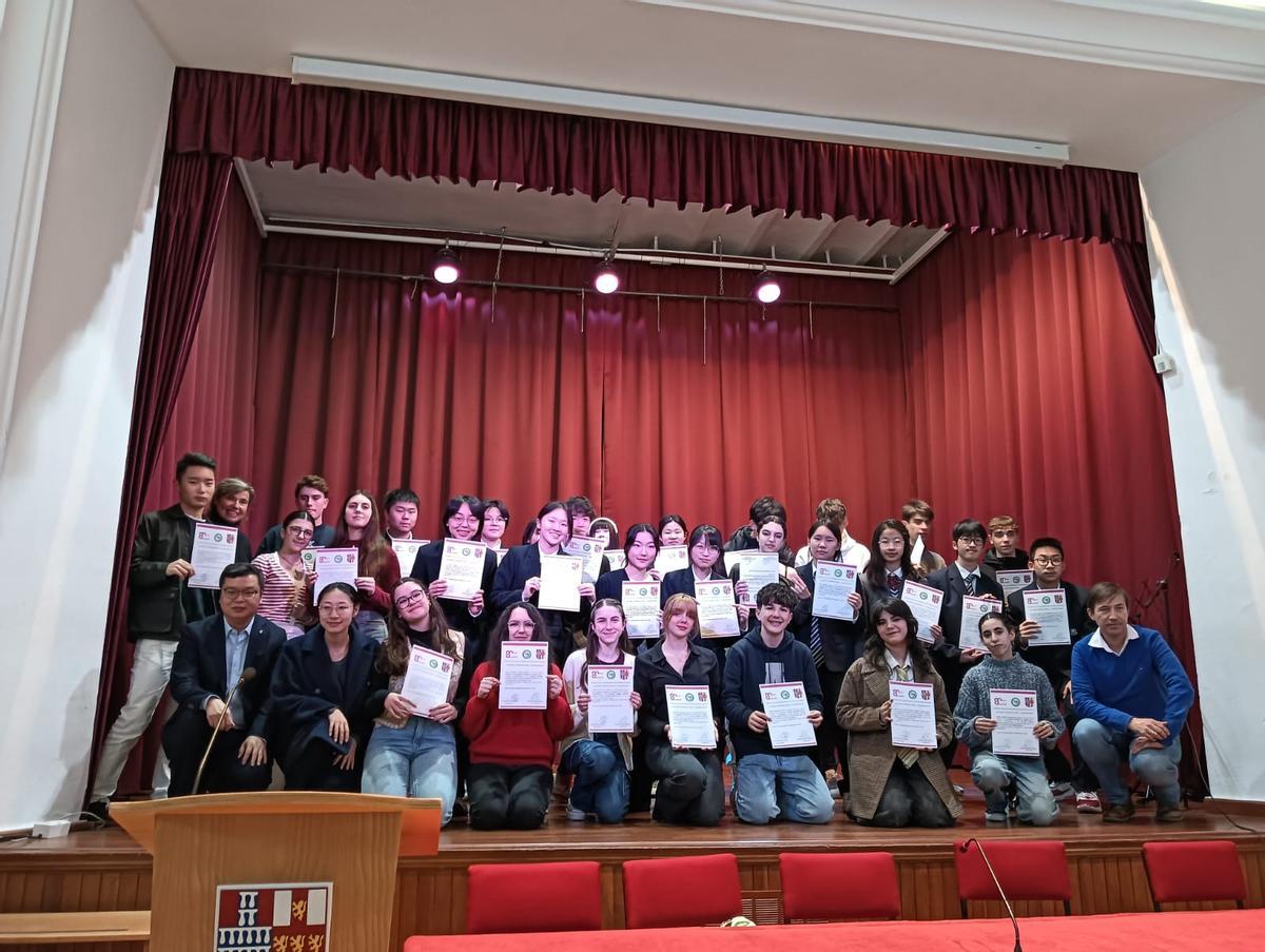 Profesores y alumnos de los IES Medina Azahara y Góngora, con estudiantes chinos del intercambio.