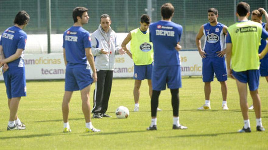 José Luis Oltra da instrucciones a sus jugadores.