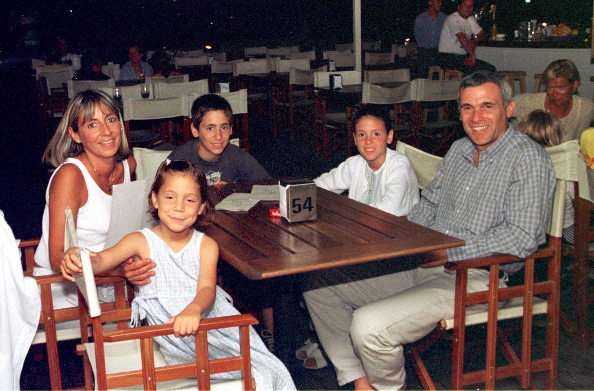 Cúper, cenando en el Pesquero de Palma junto a su mujer Cynthia y sus hijos Agustina, Santiago y Emilia.