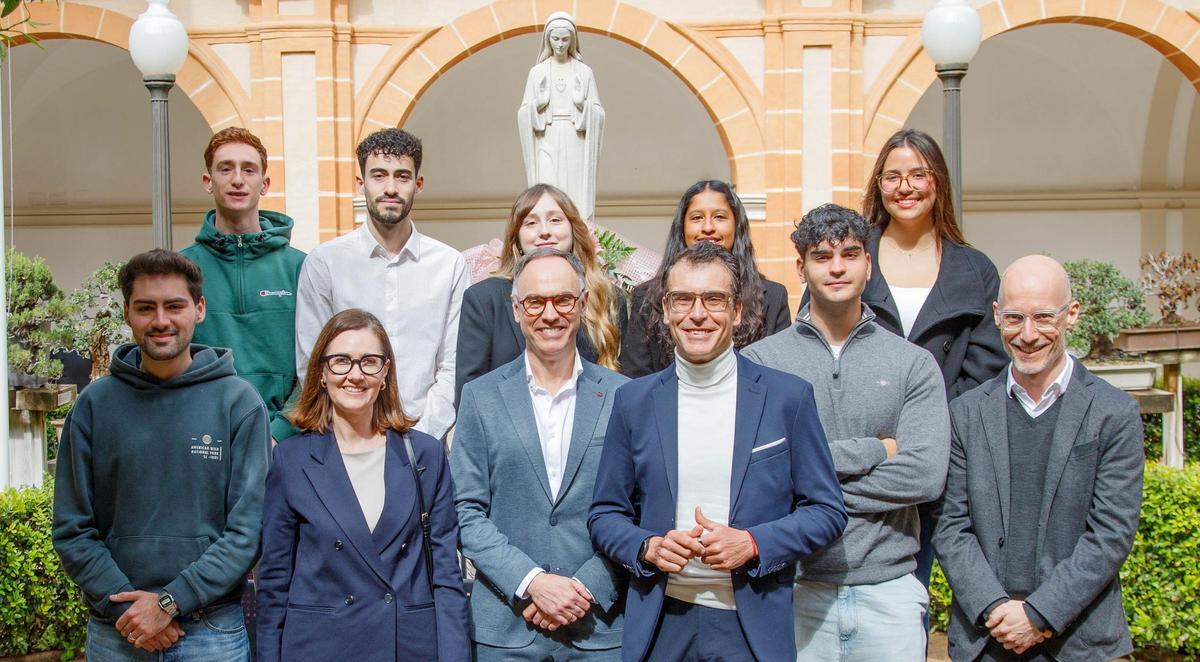Estudiantes UCAM seleccionados para participar en ‘Generación de talento’ junto a representantes de ambas instituciones.