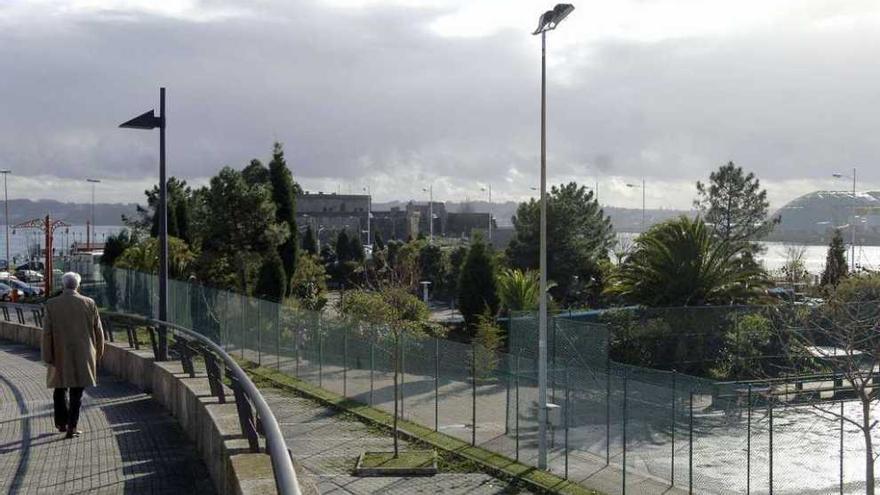 Parte de las instalaciones deportivas de La Solana, con el castillo de San Antón al fondo. juan varela