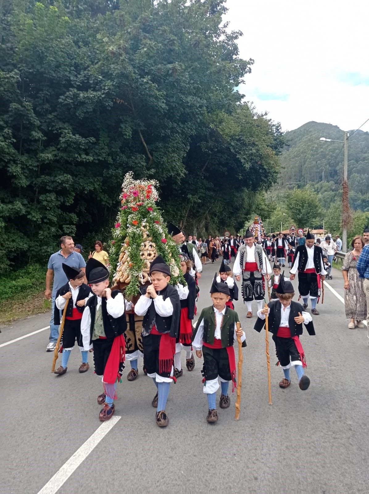 Nueva se entrega al Santo Cristo del Amparo: así fue la multitudinaria procesión de la localidad llanisca