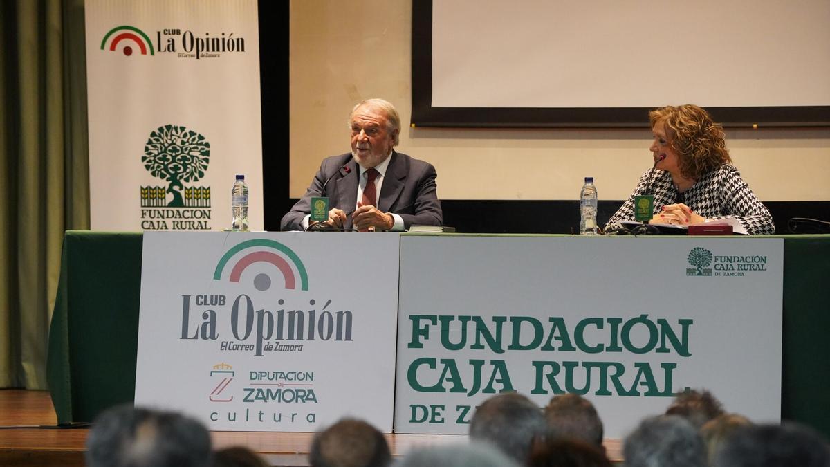 Jaime Mayor Oreja y Carmen Ferreras durante la conferencia celebrada en el Colegio Universitario. | Jose Luis Fernández