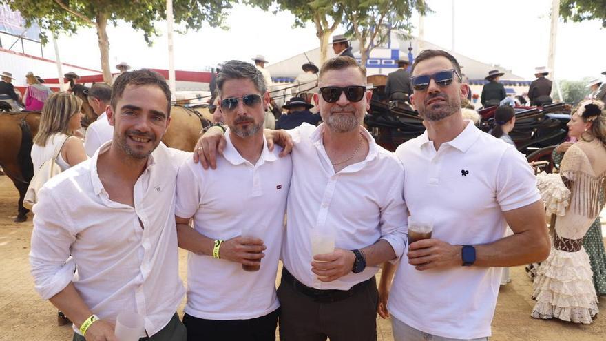 Amistad y reencuentros: los grupos llenan de vida el viernes de Feria en Córdoba