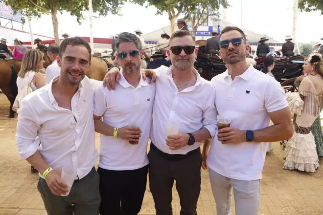Amistad y reencuentros: los grupos llenan de vida el viernes de Feria en Córdoba