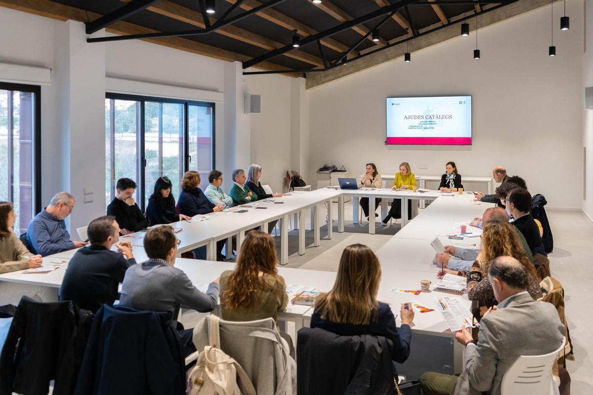 Participantes en la jornada con empresas en el Museo Textil de Ontinyent.