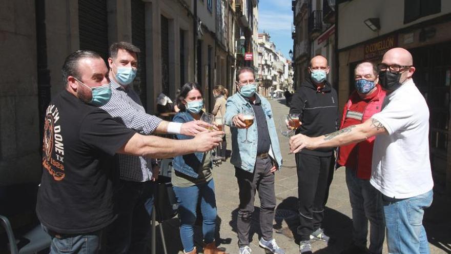 Los hosteleros de la zona céntrica de la ciudad, brindando en la Calle Lepanto.   | // IÑAKI OSORIO