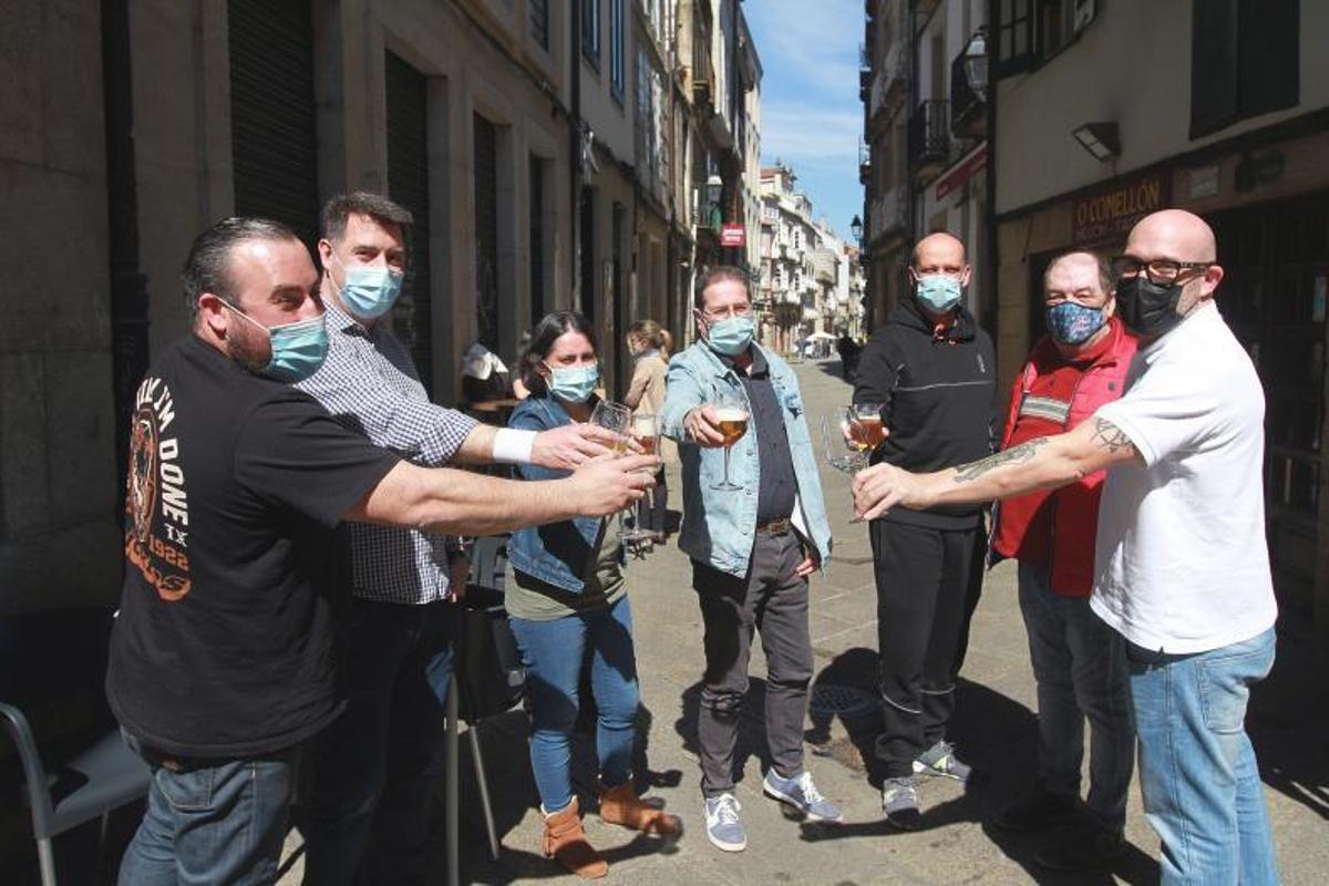 Los hosteleros de la zona céntrica de la ciudad, brindando en la Calle Lepanto.   | // IÑAKI OSORIO