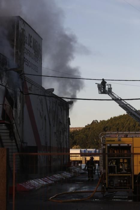 Un incendio en la antigua fábrica de hielo enciende las alarmas en la ciudad