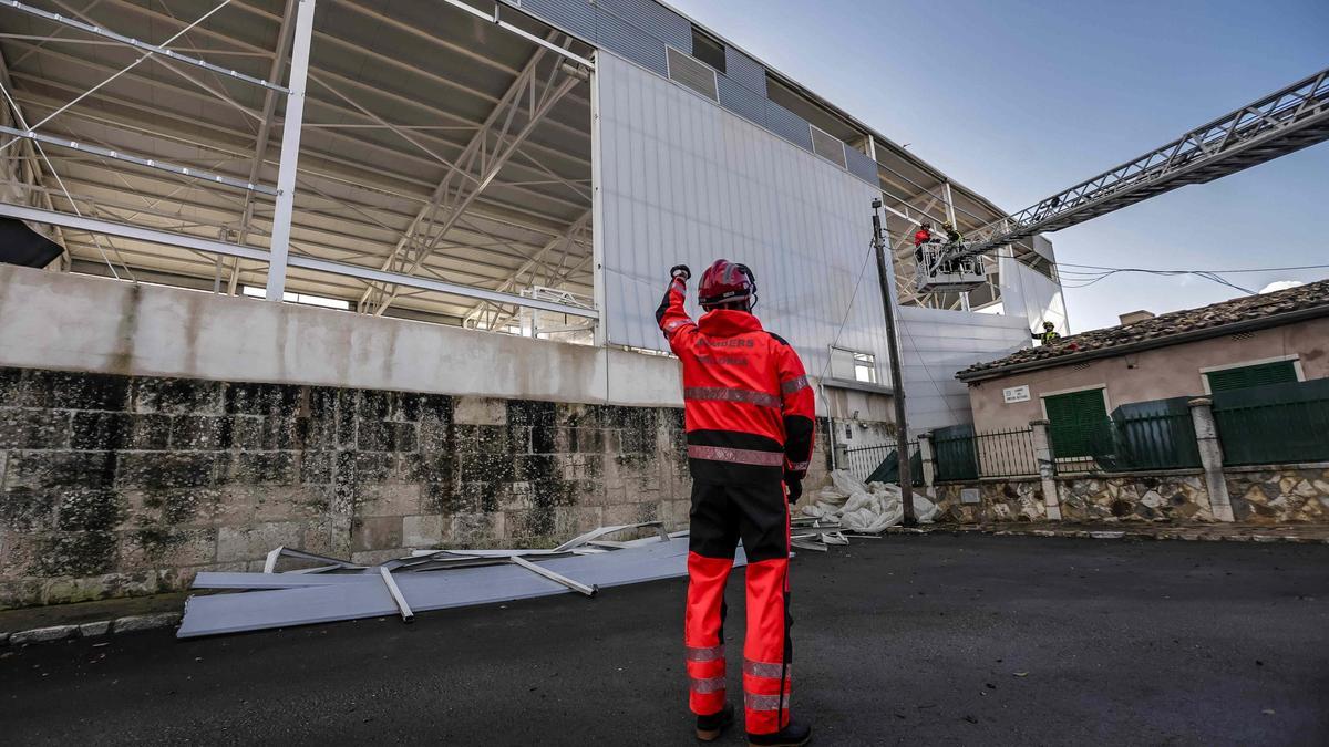 Las paredes del pabellón de Binissalem quedaron desmanteladas.