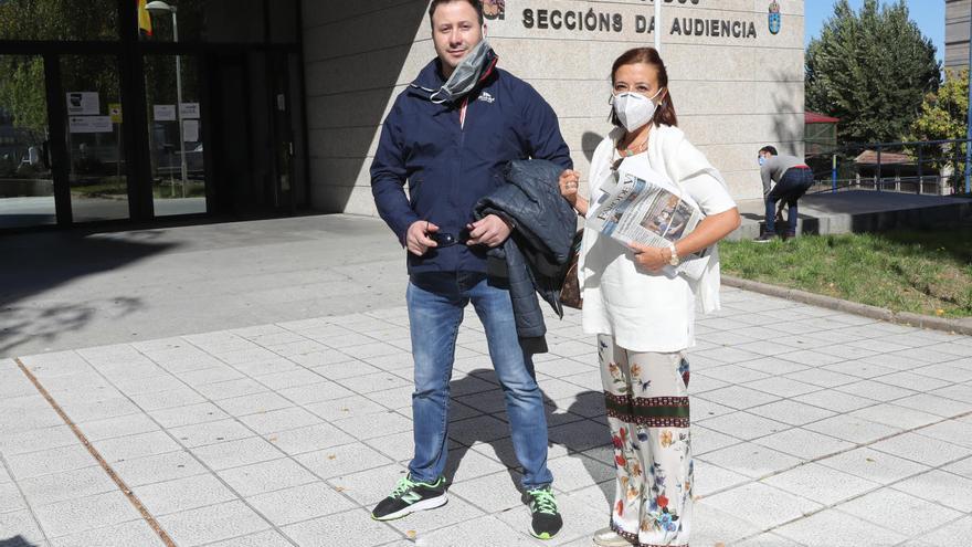 Juan Carlos Santórum con su abogada Carmen Ventoso. // Ricardo Grobas