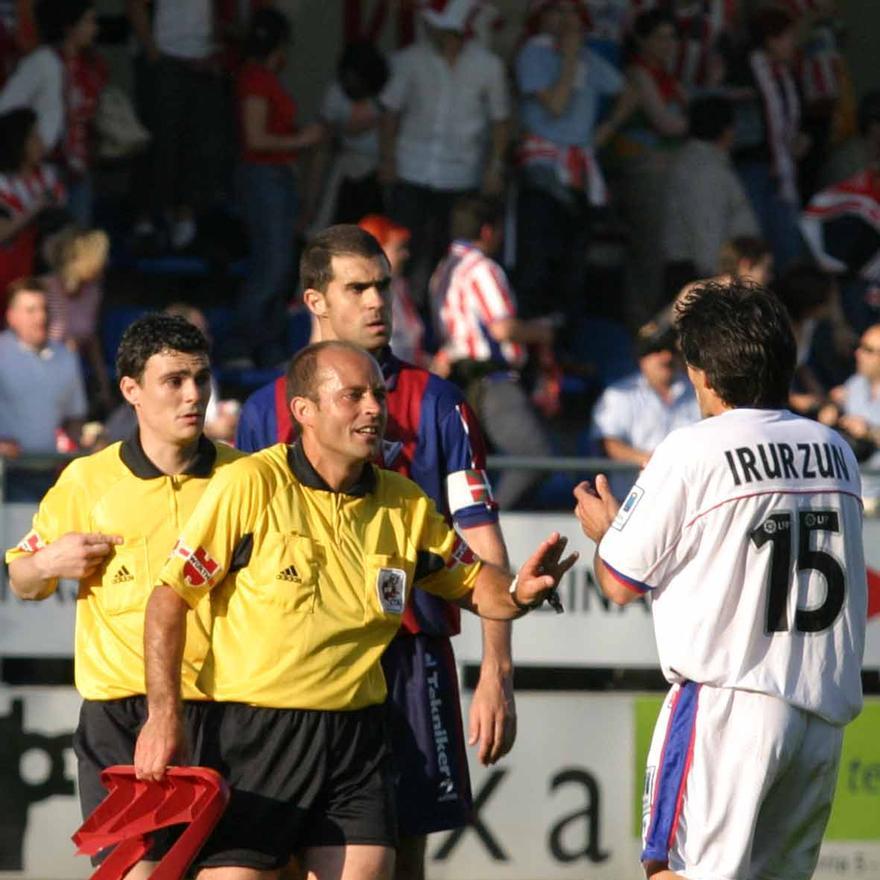 Rodado Rodríguez, ante Irurzun y Gaizka Garitano, en el Eibar-Sporting de 2004.