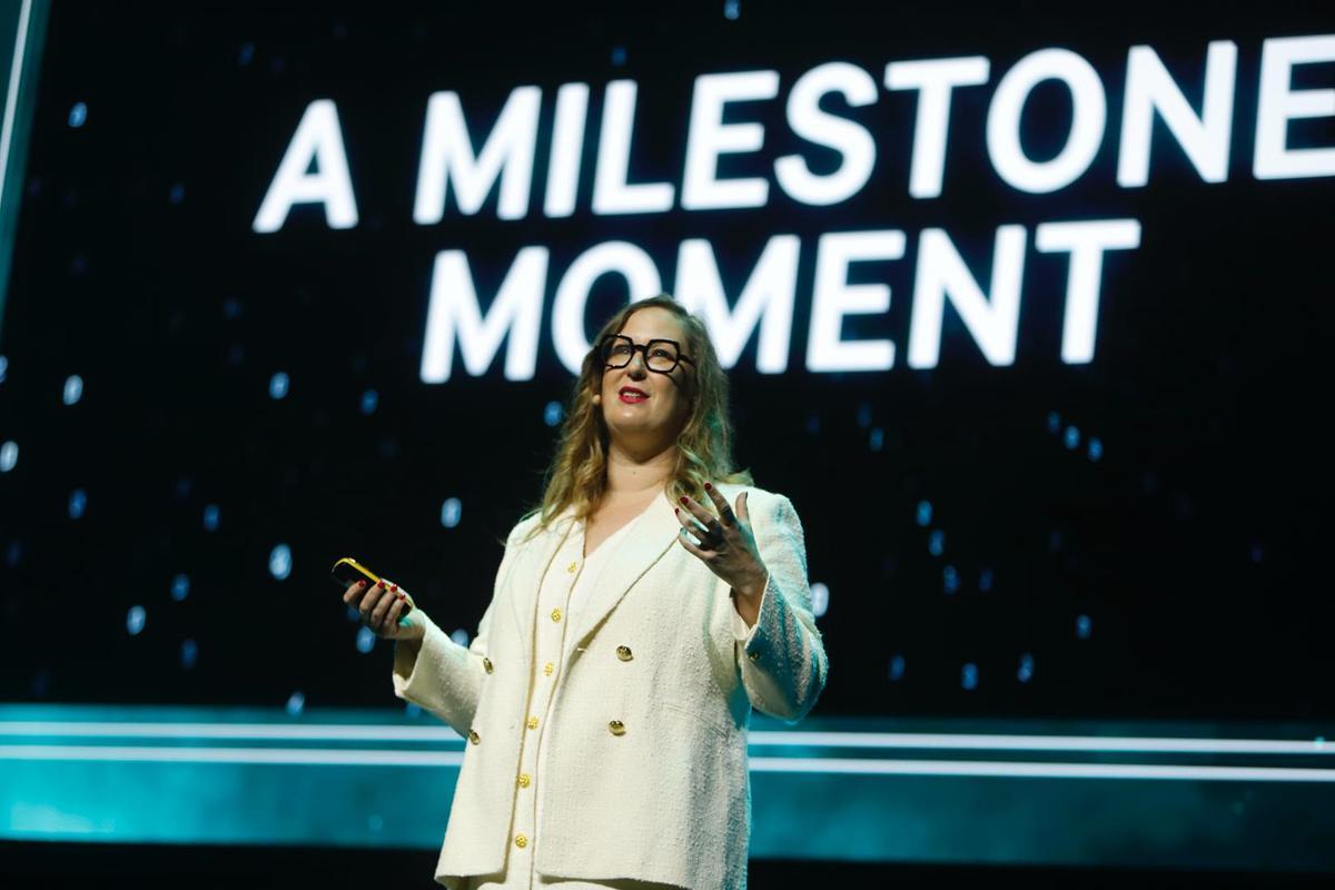 Sasha Rubel, responsable de políticas públicas en IA generativa de AWS en Europa, Oriente Medio y África, en el escenario principal de The Wave.