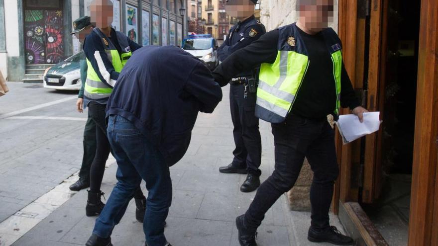 El acusado de violación en la calle Benavente entra en los Juzgados de Zamora.