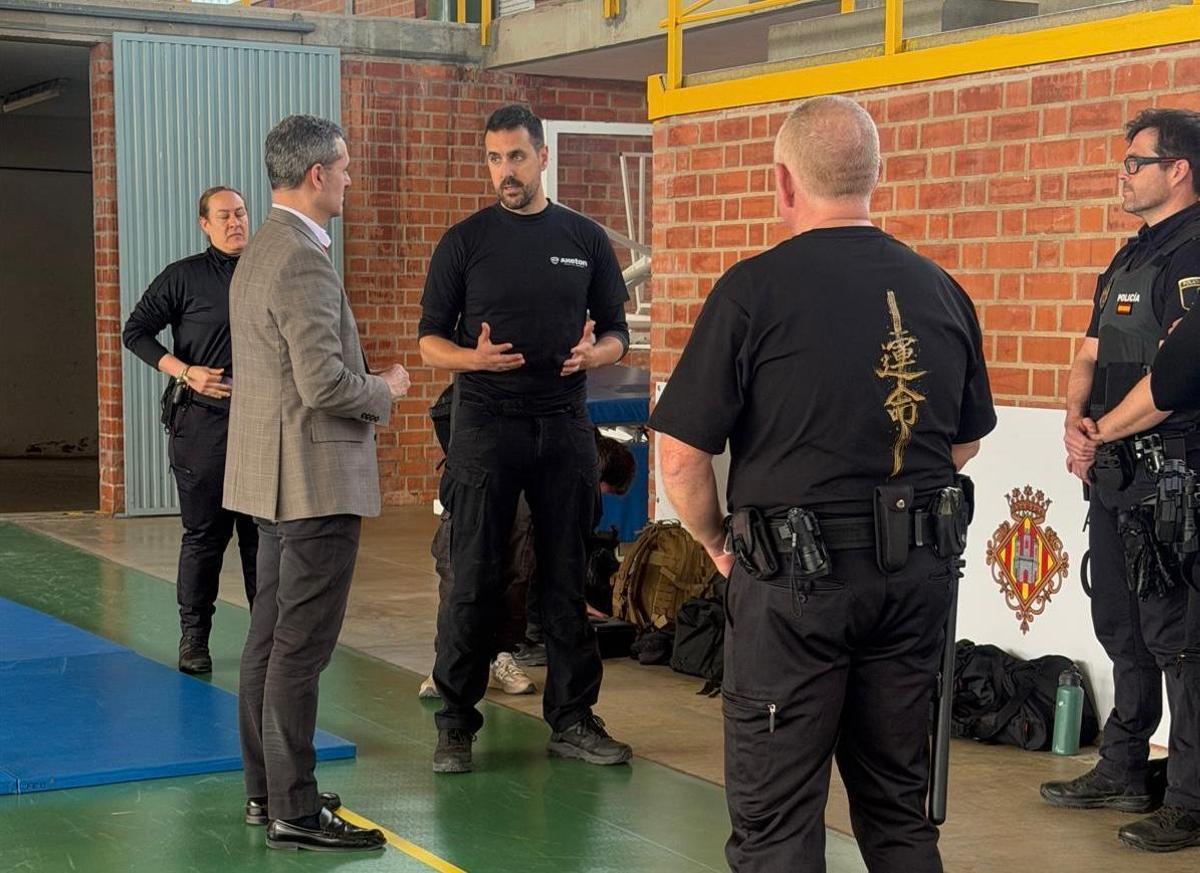 El edil de Seguridad, Antonio Ortolá, ha visitado el curso de formación para policías locales.